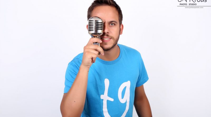 Tomás García anima a comprar la camiseta solidaria del Málaga con un toque de humor