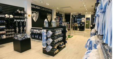 La tienda del Málaga CF en Torre del Mar cierra sus puertas
