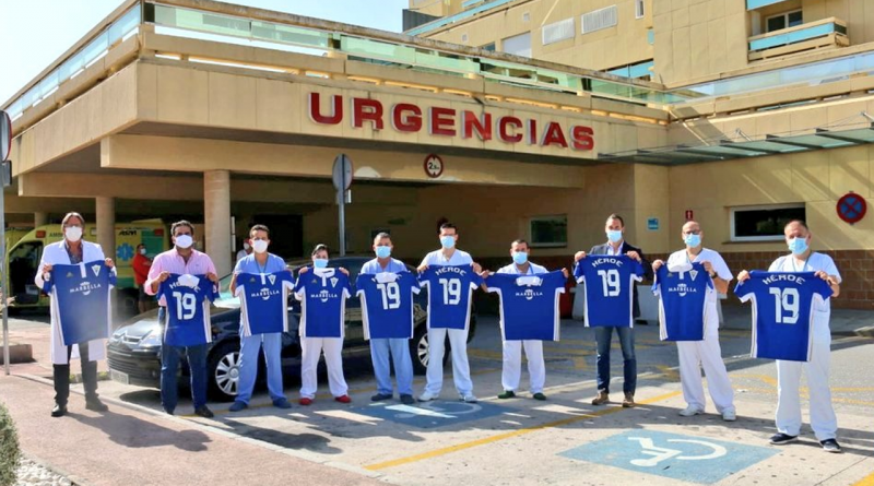 Los sanitarios del Hospital Costa del Sol, recompensados por su esfuerzo con una camiseta del Marbella