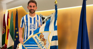 Adrián López: "La responsabilidad tiene que ser grande para cualquiera que vista la camiseta del Málaga"