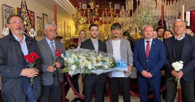 El Málaga realiza una ofrenda floral a la Hermandad del Rocío y el Cautivo