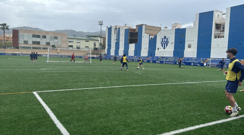 Los futbolistas del Vélez CF se entrenan pese a las amenazas del dueño del club y jugarán sin entrenador el domingo