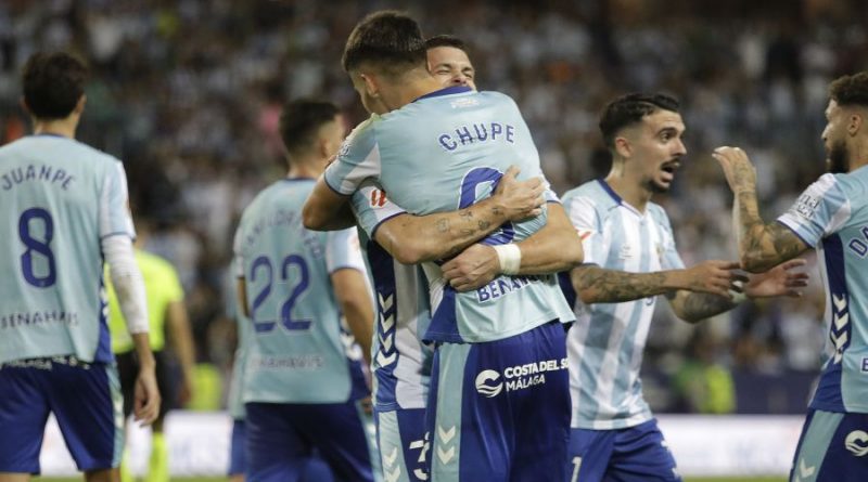 El Málaga recupera la sonrisa y destrona al Depor
