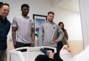 Los pacientes del Hospital Quirónsalud Málaga reciben la visita navideña de los jugadores del Málaga CF
