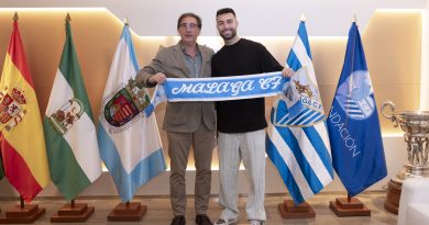 Alex Pastor renueva con el Málaga CF hasta 2028