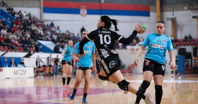 Le costaba de inicio a las malagueñas, que no encontraban los caminos hacia el gol. Mucha culpa tenía Mikaela Sobrinho, que se agigantaba bajo los palos balcánicos para dar alas a un público fervoroso y que apretaba desde la presentación. Eran minutos para creer para las serbias, que mandaba por 4-8 y lanzaban un primer aviso serio. Suso Gallardo lo detenía de manera inmediata. Servía para contener al descanso, donde las visitantes se mantenían con pulso (10-12). Era baja finalmente Maider Barros, en la grada por molestias en una rodilla. Cambiaba el duelo tras el receso, con unas panteras ahora con otra cara. Pronto lo igualaban y disfrutaban de la primera renta de la tarde (17-16). Sole López aparecía a la carrera para abrir la tijera y dar el primer golpe a la eliminatoria (21-17). La defensa subía el nivel y Bárbara Piñeira y Espe López movían el ataque, desequilibrando y encontrando la vía para sumar con regularidad. No levantaban la bandera blanca las balcánicas, que se agarraban en los instantes decisivos (24-21). Todo abierto para un domingo de alta tensión en el USC Bobana Momcilovic Velickovic para el Costa del Sol Málaga.