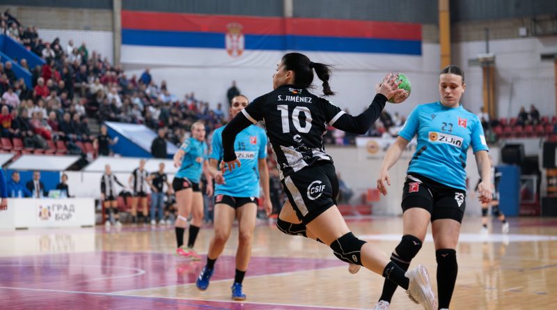 Le costaba de inicio a las malagueñas, que no encontraban los caminos hacia el gol. Mucha culpa tenía Mikaela Sobrinho, que se agigantaba bajo los palos balcánicos para dar alas a un público fervoroso y que apretaba desde la presentación. Eran minutos para creer para las serbias, que mandaba por 4-8 y lanzaban un primer aviso serio. Suso Gallardo lo detenía de manera inmediata. Servía para contener al descanso, donde las visitantes se mantenían con pulso (10-12). Era baja finalmente Maider Barros, en la grada por molestias en una rodilla. Cambiaba el duelo tras el receso, con unas panteras ahora con otra cara. Pronto lo igualaban y disfrutaban de la primera renta de la tarde (17-16). Sole López aparecía a la carrera para abrir la tijera y dar el primer golpe a la eliminatoria (21-17). La defensa subía el nivel y Bárbara Piñeira y Espe López movían el ataque, desequilibrando y encontrando la vía para sumar con regularidad. No levantaban la bandera blanca las balcánicas, que se agarraban en los instantes decisivos (24-21). Todo abierto para un domingo de alta tensión en el USC Bobana Momcilovic Velickovic para el Costa del Sol Málaga.