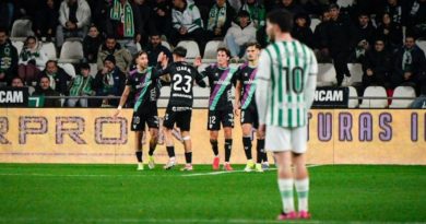 El Málaga asalta Córdoba y entra en zona playoff