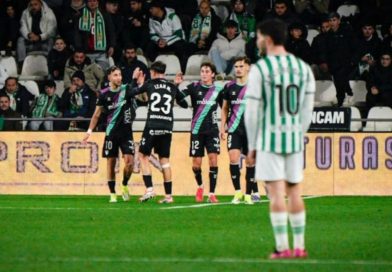 El Málaga asalta Córdoba y entra en zona playoff