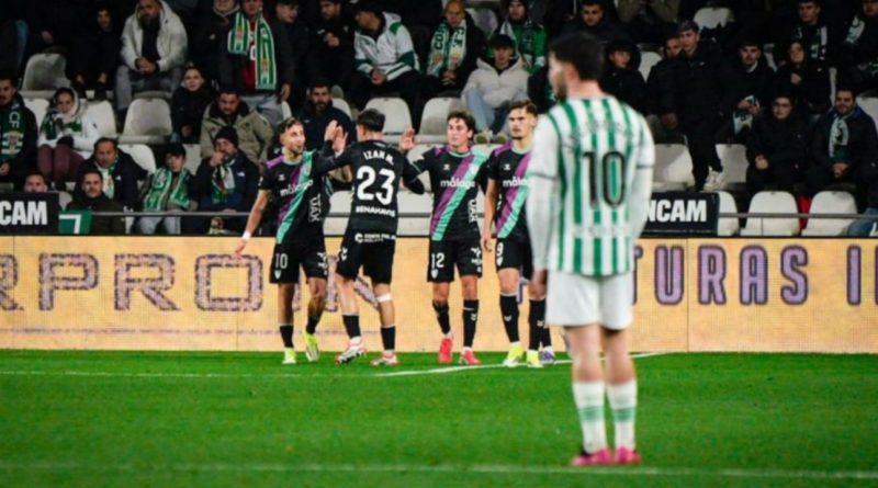 El Málaga asalta Córdoba y entra en zona playoff