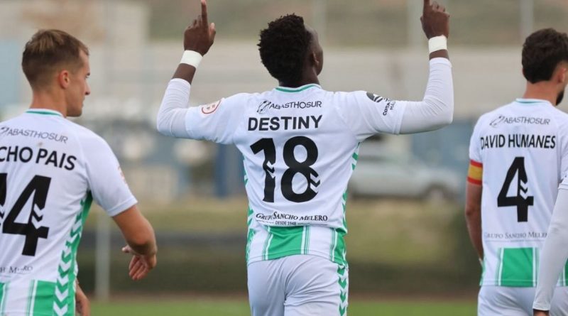 Destiny regresa a su casa y firma hasta 2027 para apuntalar la delantera de los blanquiverdes