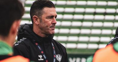 Abraham Paz renueva con el Antequera hasta 2027