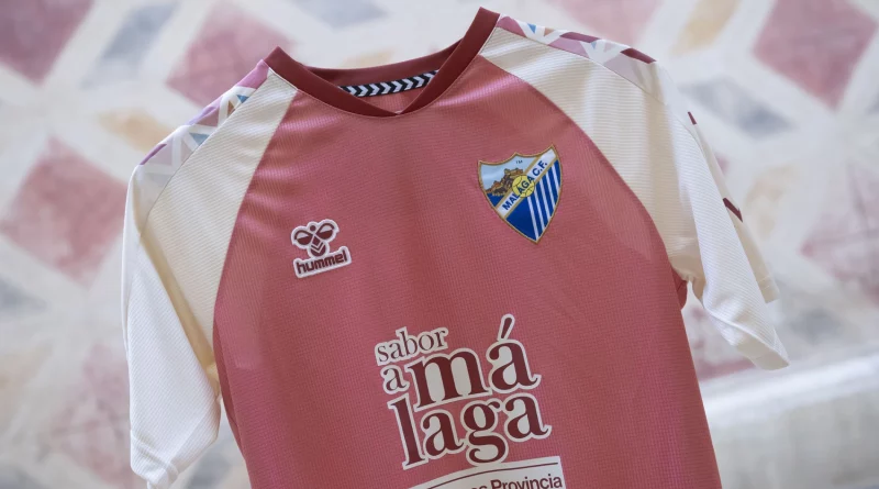 El rosa protagonista en la segunda equipación del Málaga CF