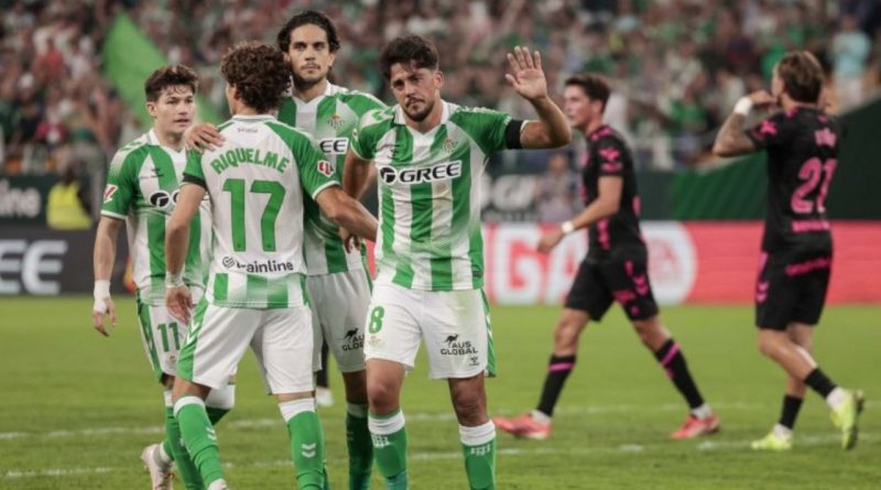 La reacción malaguista no es suficiente ante un gran Betis (2-1)