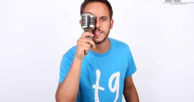 Tomás García anima a comprar la camiseta solidaria del Málaga con un toque de humor