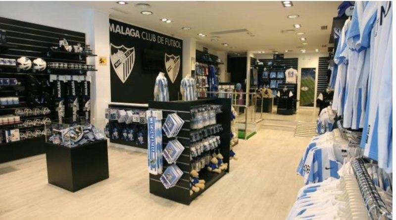 La tienda del Málaga CF en Torre del Mar cierra sus puertas