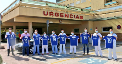 Los sanitarios del Hospital Costa del Sol, recompensados por su esfuerzo con una camiseta del Marbella