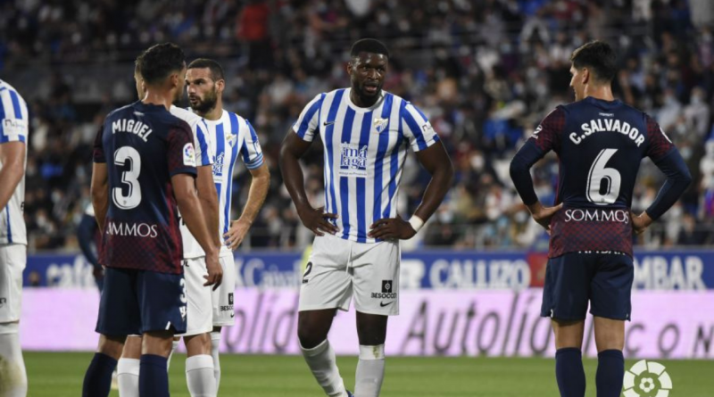 El Málaga se abona al empate en un final de partido con polémica