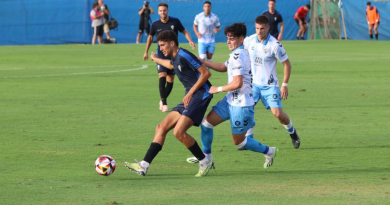 Un golazo de David Larrubia salva al Málaga de su primera derrota