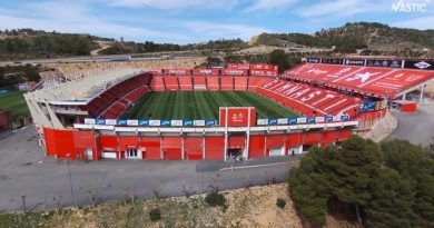Tras casi 72 horas de locura en la ciudad de Málaga y de desolación en la de Tarragona por el resultado de la final del play-off de ascenso, que certificó el ascenso del equipo dirigido por Sergio Pellicer, cuestiones sobre la eliminatoria parecen no quedar del todo zanjadas para el Nástic de Tarragona, más concretamente en lo que al arbitraje se refiere. El club ha emitido esta mañana de lunes un comunicado donde informa que acudirá a la justicia ordinaria por el arbitraje del sr. Eder Mallo Fernández. La entidad “ha recabado pruebas suficientes para demandar al colegiado, al menos, por negligencia. Asimismo, no se descarta, en función de las investigaciones en curso, iniciar la vía penal”. Tras caer en el último minuto frente al Málaga CF, el conjunto catalán entiende que se vio gravemente perjudicado por las actuación arbitral. Cabe recordar que el Nástic disputó la última media hora de tiempo reglamentaria, además de la prórroga, con un jugador menos, tras la expulsión por doble amarilla de Nacho González, y posteriormente ya en el último suspiro del encuentro, David Concha también sería expulsado en el minuto 125. Durante la media hora extra de juego que tuvo lugar tras el gol anotado por Alan Godoy en el minuto 72, se dio un episodio anómalo en el mundo del fútbol, y es que falta de poco más de 5 minutos para concluir la prórroga, Eder Mallo detuvo el encuentro y se retiró al vestuario junto al cuerpo arbitral, pues entendía que la integridad de los árbitros se estaba viendo severamente amenazada por la afición local. Habrá que esperar para conocer si esta demanda tiene algún tipo de recorrido judicialmente, aunque por el momento lo único seguro es que la RFEF ha anunciado el ascenso de Eder Mallo Fernández a Segunda División de cara a la temporada 24/25.