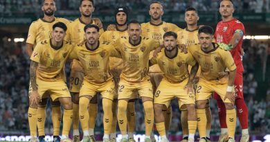 Los jugadores del Málaga se reúnen para ganar la bantalla mental ante el Elche