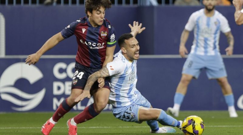 El Málaga vuelve a sumar entre el desorden y la falta de gol