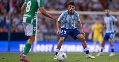 Paco Gallardo vigila a Izan Merino en La Rosaleda