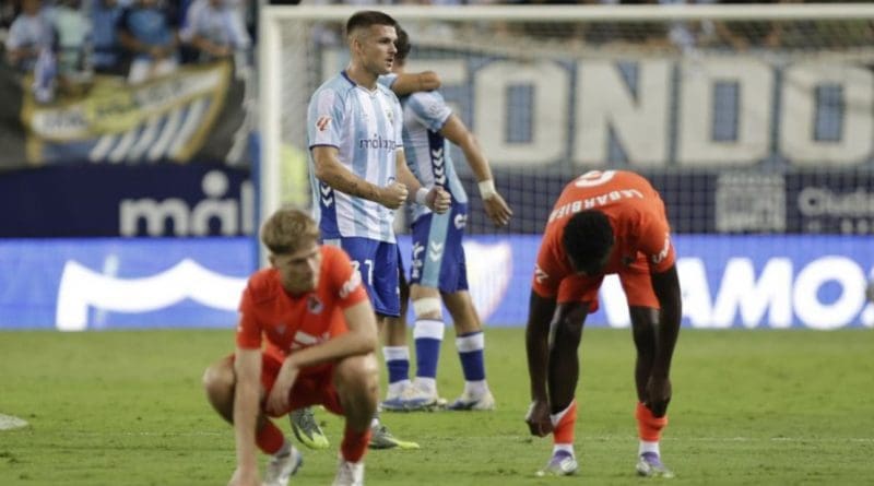 Un golazo de chilena de Rafa da la primera victoria al Málaga CF