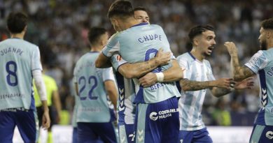 El Málaga recupera la sonrisa y destrona al Depor