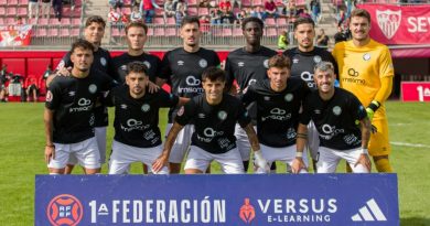 El Torremolinos salva los muebles en una jornada negra para los malagueños