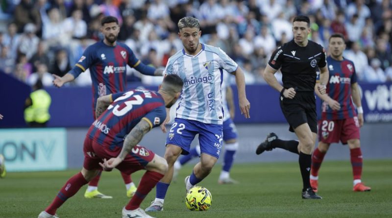 El acta del Málaga-Huesca recoge "el lanzamiento de un escupitajo de la grada de fondo" a Julio Alonso