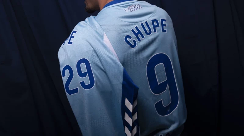 El Málaga renueva a su estrella por un año más: Chupete firma hasta 2029