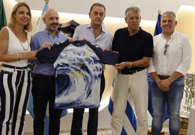 La Cueva de Nerja volverá a aparecer en la camiseta prematch del Málaga esta temporada
