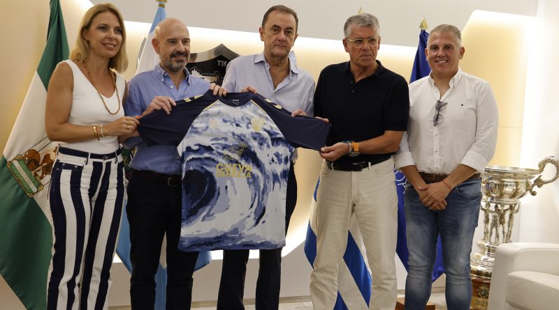 La Cueva de Nerja volverá a aparecer en la camiseta prematch del Málaga esta temporada
