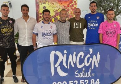 Clínicas Rincón Dental ya luce en las equipaciones del Vélez CF 1922
